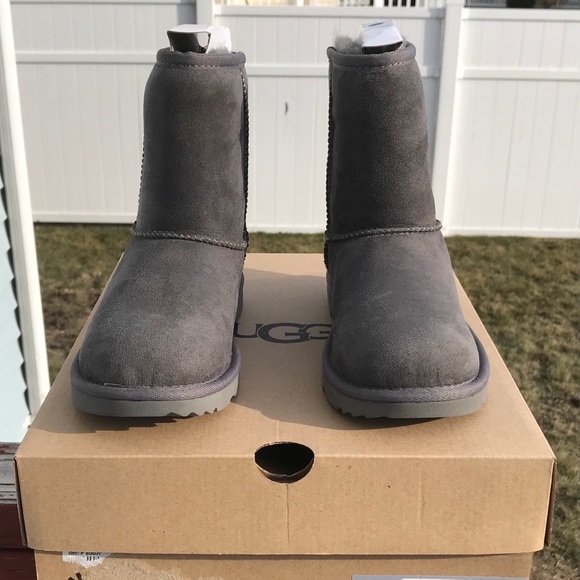 UGG Classic Boots II - Picture 4 of 6